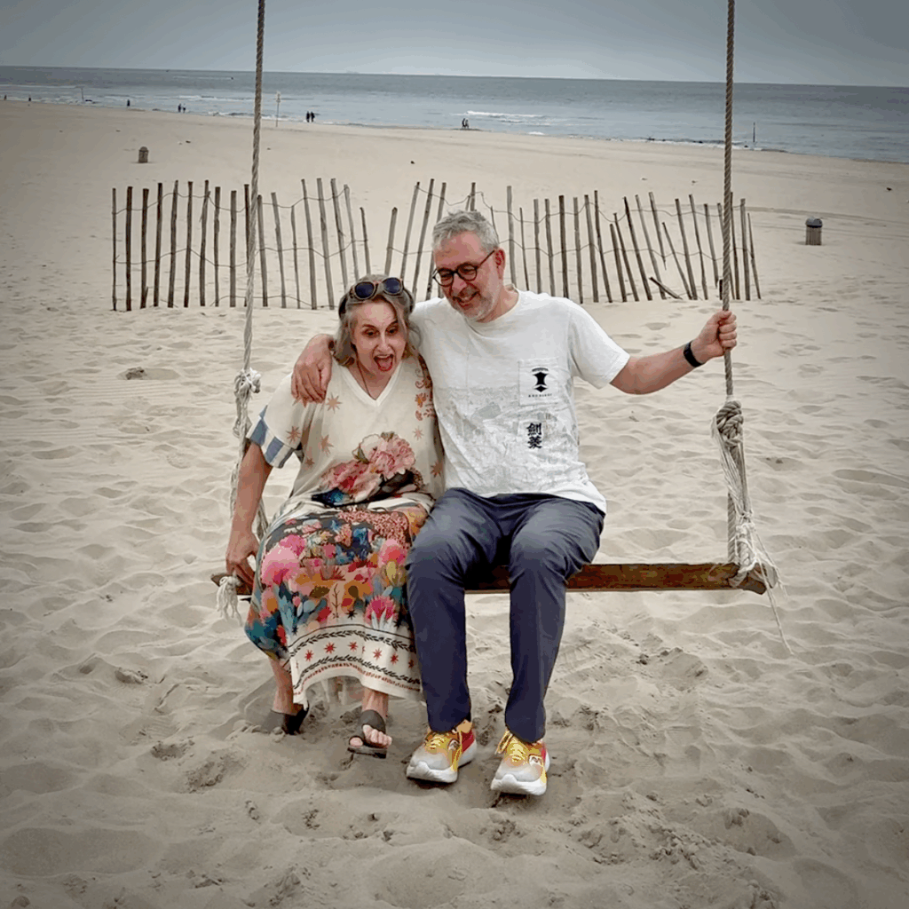 Koppel dat op een schommel zit