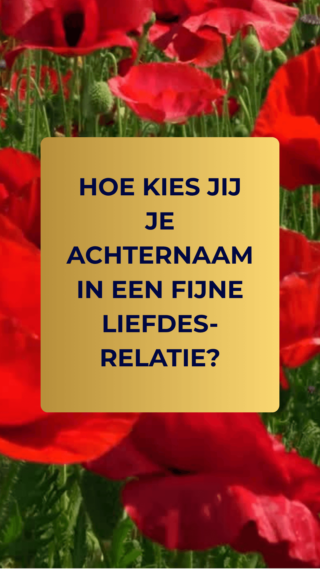 Gouden vlak met donkerblauwe tekst: “Hoe kies jij je achternaam in een fijne liefdesrelatie?”, geplaatst voor een achtergrond van felrode klaprozen in bloei. De afbeelding hoort bij een blog van Studio Panta Rhei over naamkeuze en identiteit binnen een liefdesrelatie.