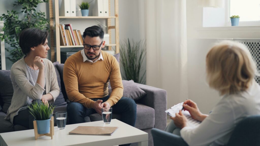 Een stel in gesprek, begeleiding bij bindingsangst en hechtingspatronen.